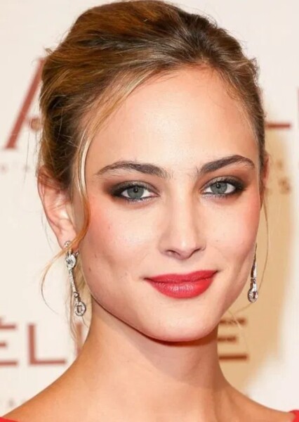 Nora Arnezeder photo