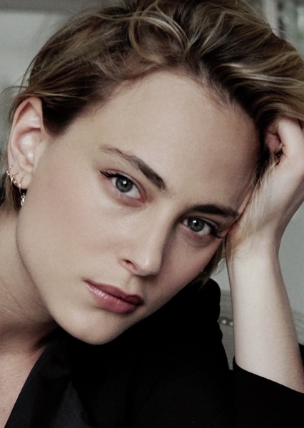 Nora Arnezeder photo