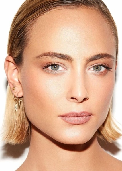 Nora Arnezeder