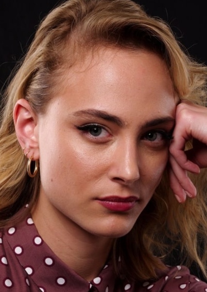 Nora Arnezeder photo