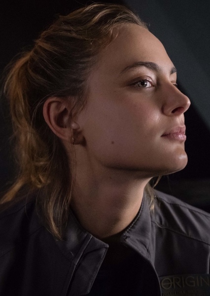 Nora Arnezeder photo