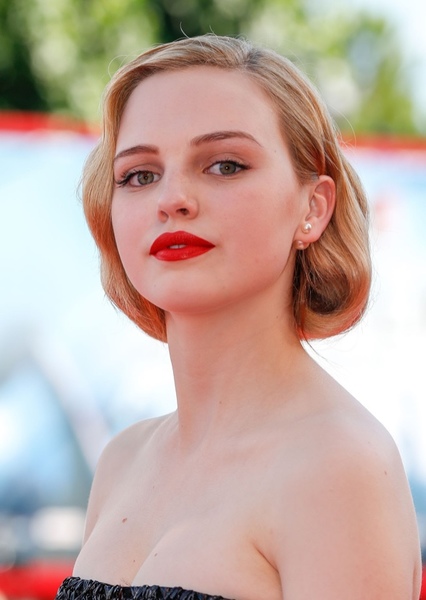 Odessa Young photo