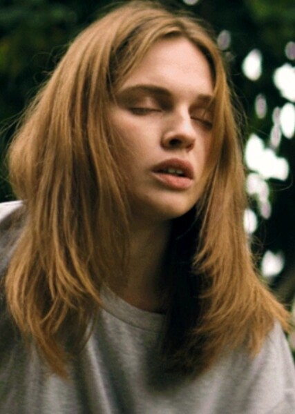 Odessa Young photo