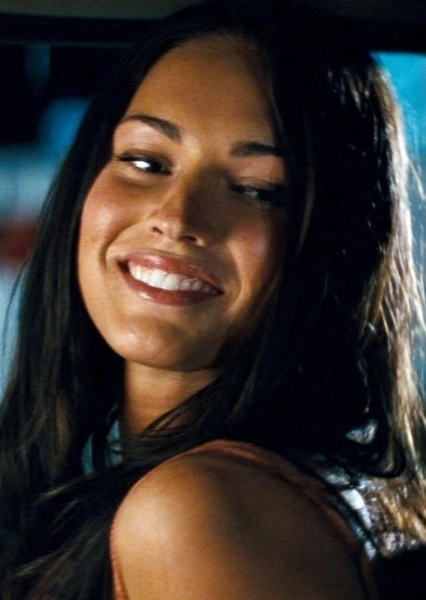 Odette Annable photo