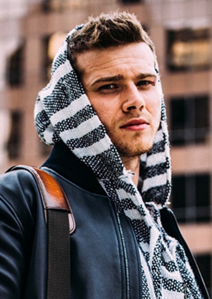 Oliver Stark photo