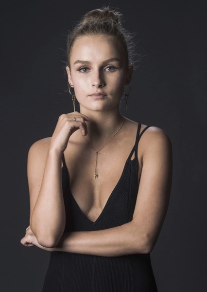 Olivia DeJonge photo