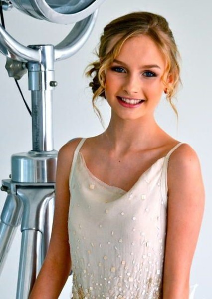 Olivia DeJonge photo