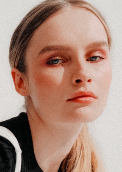 Olivia DeJonge photo