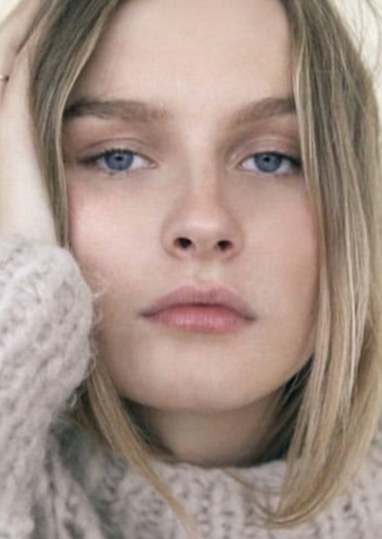 Olivia DeJonge photo