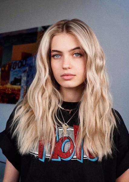 Olivia Scott Welch photo