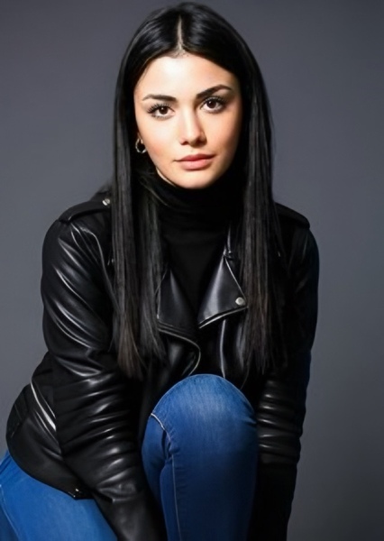 Özge Yağız photo
