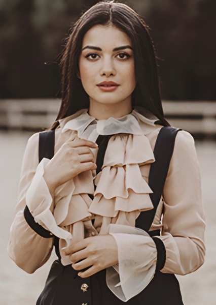 Özge Yağız photo