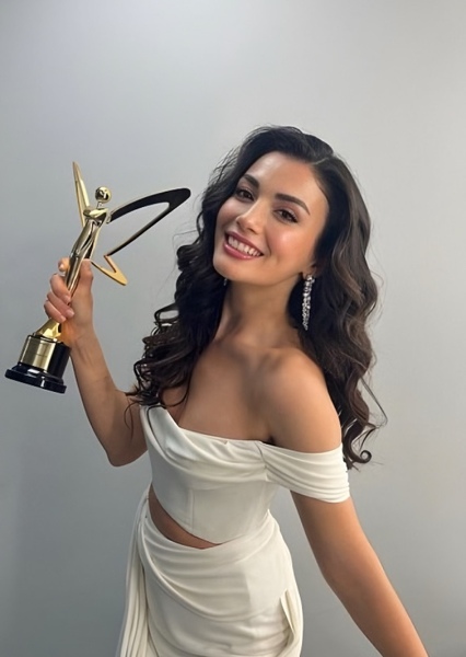 Özge Yağız photo