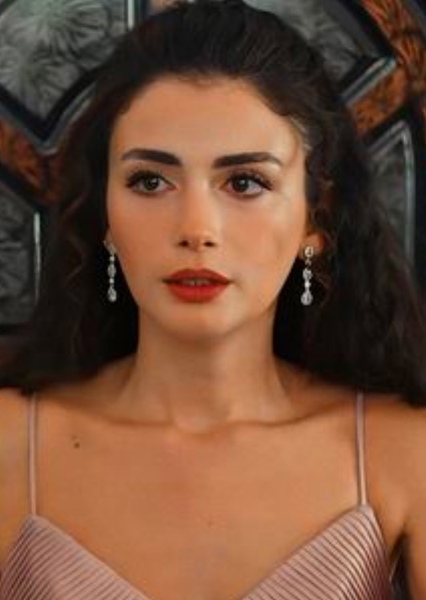 Özge Yağız photo