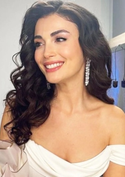 Özge Yağız photo