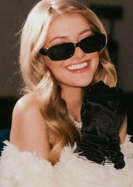 Paige Hyland photo