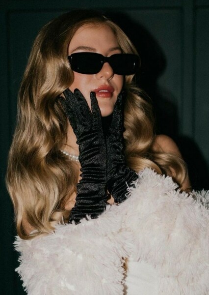 Paige Hyland photo