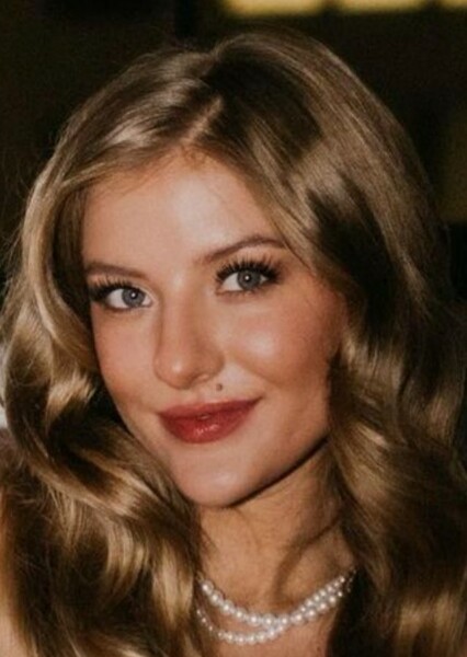 Paige Hyland photo