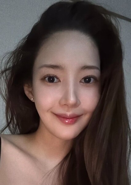 Park Min-young photo