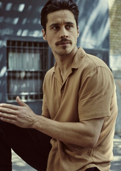 Peter Gadiot photo