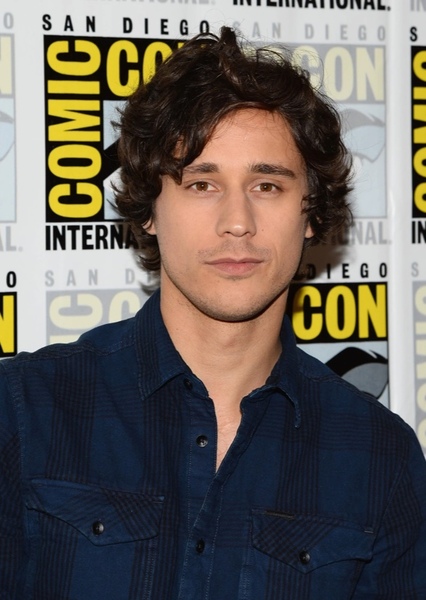 Peter Gadiot photo