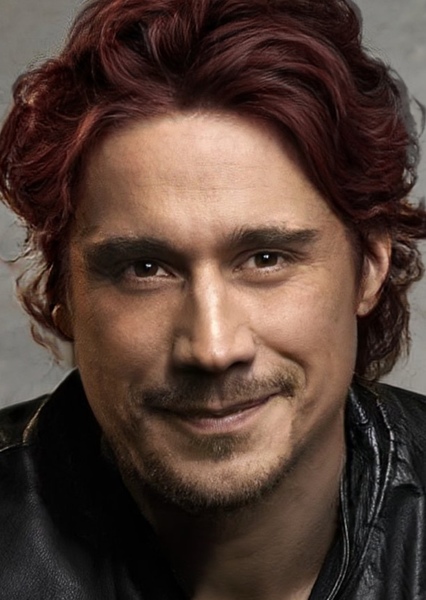 Peter Gadiot photo