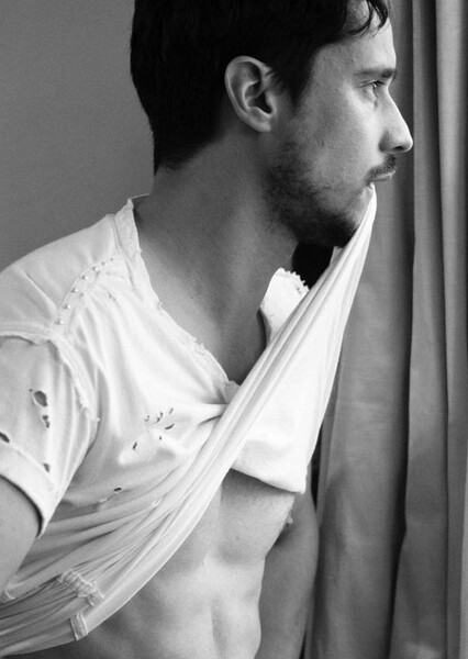 Peter Gadiot photo