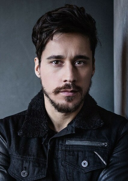 Peter Gadiot photo