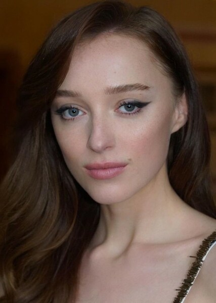 Pheobe Dynevor photo
