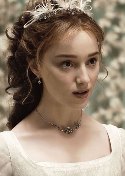 Pheobe Dynevor photo