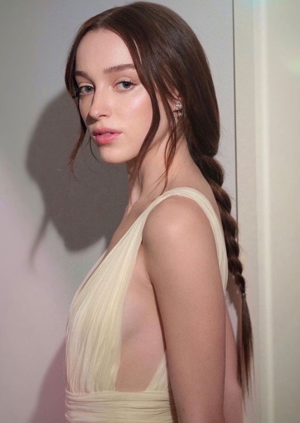 Pheobe Dynevor photo