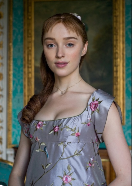 Pheobe Dynevor photo