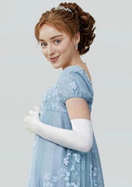 Pheobe Dynevor photo