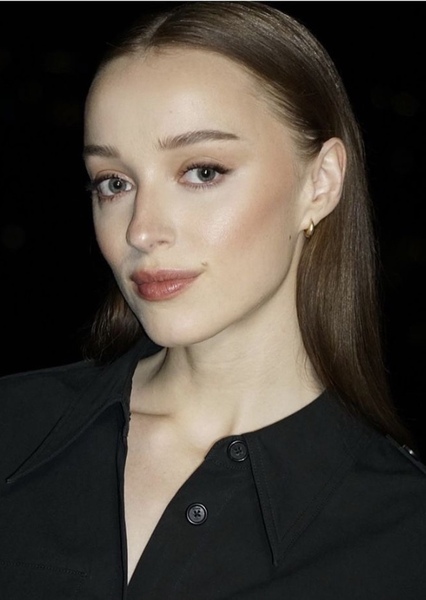 Pheobe Dynevor photo