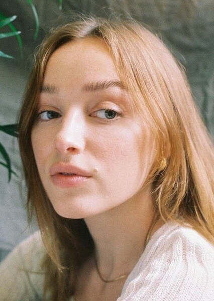 Phoebe Dynevor photo