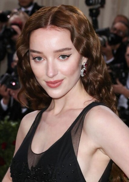 Phoebe Dynevor photo