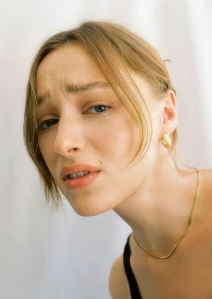Phoebe Dynevor photo