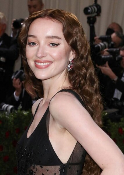 Phoebe Dynevor photo