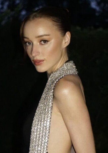 Phoebe Dynevor photo