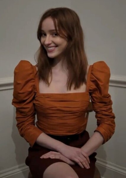 Phoebe Dynevor photo