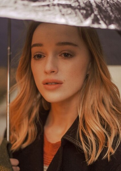 Phoebe Dynevor photo