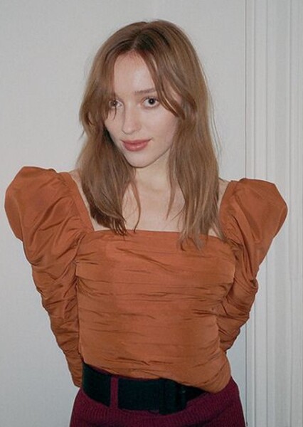 Phoebe Dynevor photo