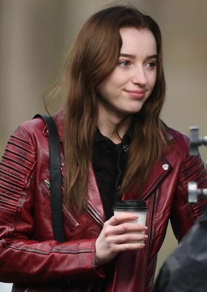 Phoebe Dynevor photo