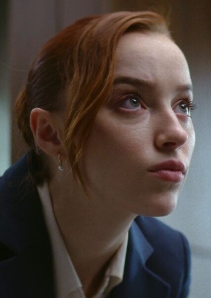 Phoebe Dynevor photo