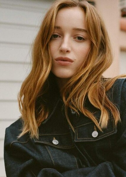 Phoebe Dynevor photo