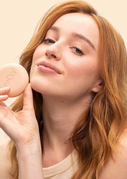 Phoebe Dynevor photo
