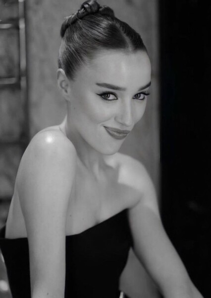 Phoebe Dynevor photo