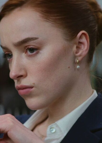 Phoebe Dynevor photo