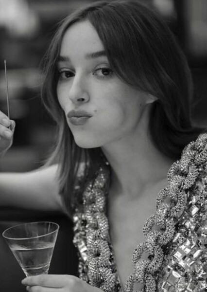 Phoebe Dynevor photo