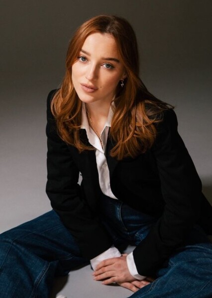 Phoebe Dynevor photo